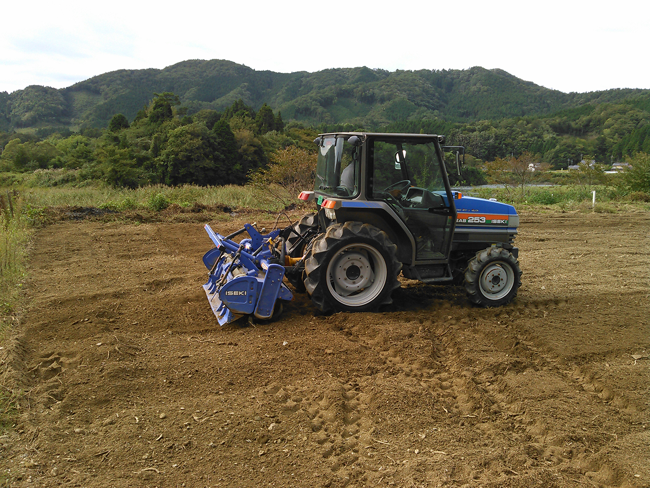 工場の敷地に大規模な土間を作りました。