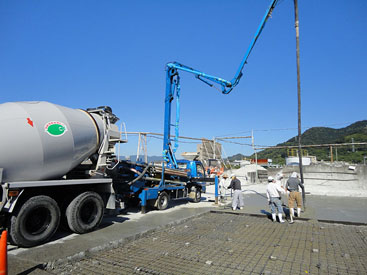 工場の敷地に大規模な土間を作りました。